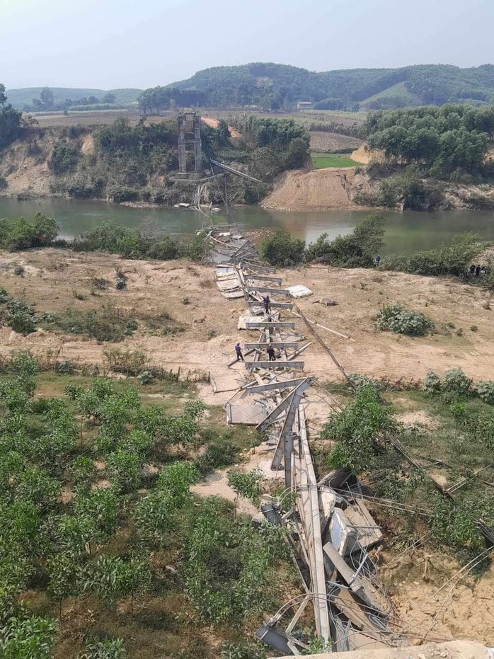 Sập cầu treo dài hàng trăm mét bắc qua sông- Ảnh 1. Sập cầu treo dài hàng trăm mét bắc qua sông- Ảnh 1.