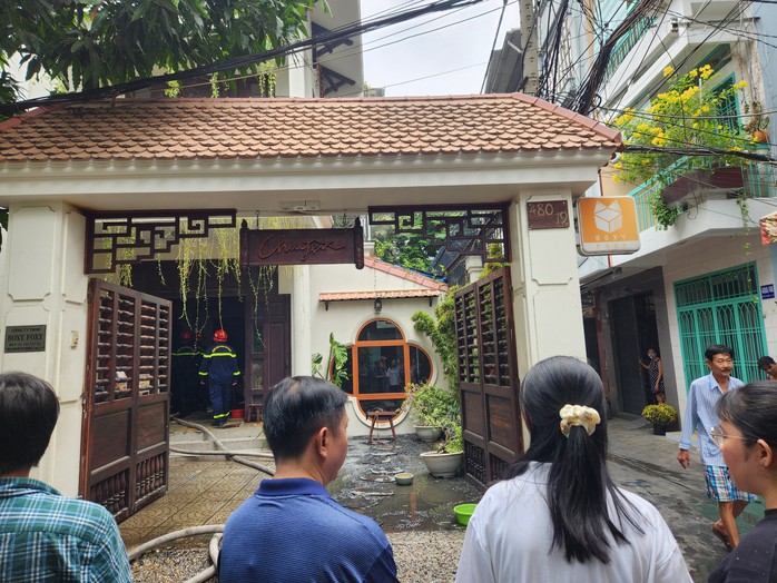 Cháy quán cà phê ở quận 10- Ảnh 2. Cháy quán cà phê ở quận 10- Ảnh 2.