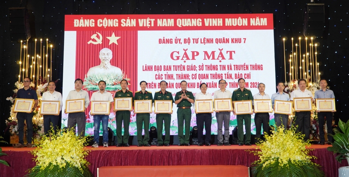 Báo Người Lao Động nhận Bằng khen của Bộ Tư lệnh Quân khu 7- Ảnh 1. Báo Người Lao Động nhận Bằng khen của Bộ Tư lệnh Quân khu 7- Ảnh 1.