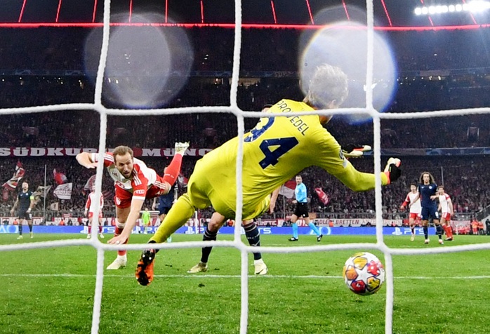 Harry Kane so giày Kylian Mbappe, đua tranh 