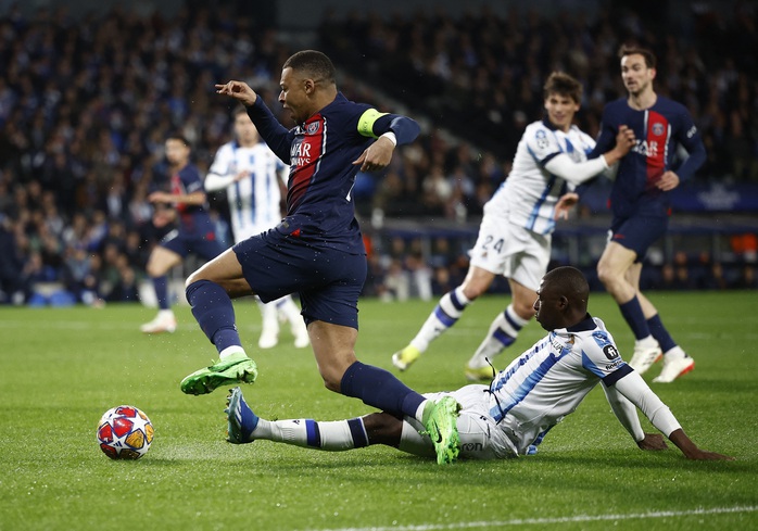 Harry Kane so giày Kylian Mbappe, đua tranh 