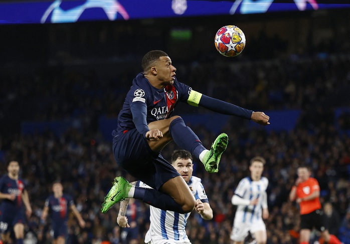 Harry Kane so giày Kylian Mbappe, đua tranh 