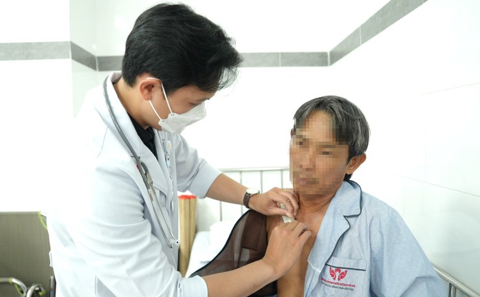 Thắng gấp xe vì chó băng qua đường, người đàn ông nguy cơ thủng phổi- Ảnh 1. Thắng gấp xe vì chó băng qua đường, người đàn ông nguy cơ thủng phổi- Ảnh 1.