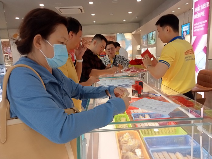 Giá vàng SJC chạm mốc 81 triệu đồng/lượng, vàng nhẫn tăng vọt- Ảnh 1. Giá vàng SJC chạm mốc 81 triệu đồng/lượng, vàng nhẫn tăng vọt- Ảnh 1.
