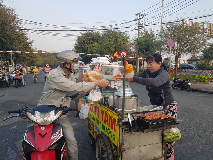 Bữa sáng “siêu tiết kiệm” của công nhân thời bão giá- Ảnh 5. Bữa sáng “siêu tiết kiệm” của công nhân thời bão giá- Ảnh 5.