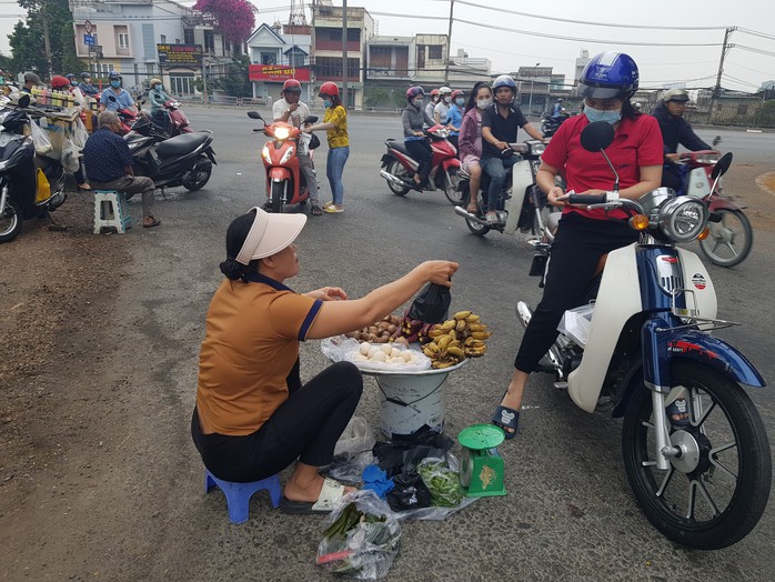 Bữa sáng “siêu tiết kiệm” của công nhân thời bão giá- Ảnh 1. Bữa sáng “siêu tiết kiệm” của công nhân thời bão giá- Ảnh 1.