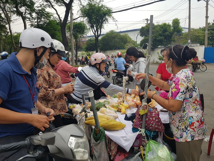 Bữa sáng “siêu tiết kiệm” của công nhân thời bão giá- Ảnh 2. Bữa sáng “siêu tiết kiệm” của công nhân thời bão giá- Ảnh 2.