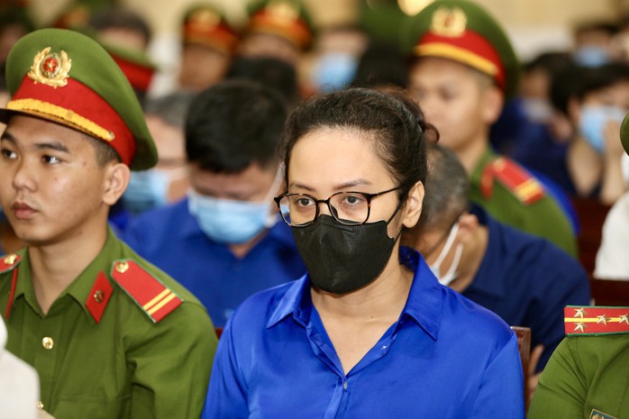 Ngày thứ hai xét xử vụ án Vạn Thịnh Phát: Tòa tiếp tục công bố cáo trạng- Ảnh 3. Ngày thứ hai xét xử vụ án Vạn Thịnh Phát: Tòa tiếp tục công bố cáo trạng- Ảnh 3.