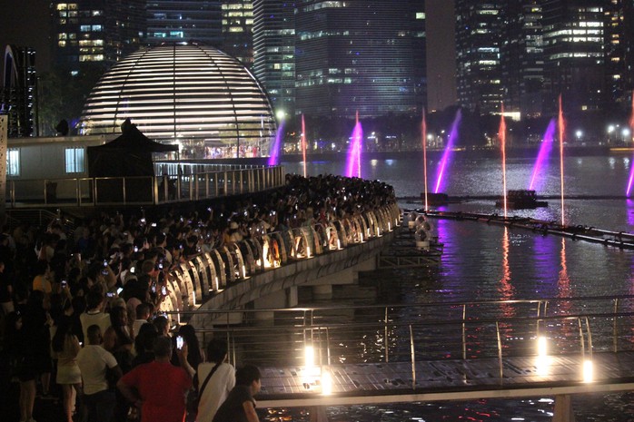 Du khách xem buổi trình diễn ánh sáng và nước “The Eras Tour” tại Marina Bay Sands Du khách xem buổi trình diễn ánh sáng và nước “The Eras Tour” tại Marina Bay Sands