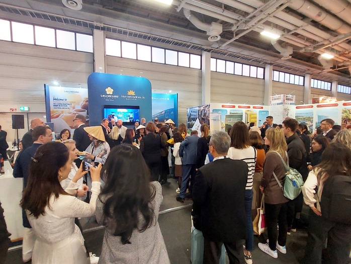 Các đối tác quốc tế tại gian hàng Saigontourist Group - Vietnam Airlines Các đối tác quốc tế tại gian hàng Saigontourist Group - Vietnam Airlines