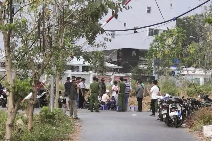 Một tài xế xe công nghệ bị dẫn dụ vào bãi đất trống lúc rạng sáng- Ảnh 1. Một tài xế xe công nghệ bị dẫn dụ vào bãi đất trống lúc rạng sáng- Ảnh 1.