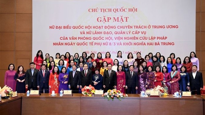 Chủ tịch Quốc hội Vương Đình Huệ gặp mặt nữ ĐBQH chuyên trách ở trung ương, nữ cán bộ, lãnh đạo các cơ quan của Ủy ban Thường vụ, Văn phòng Quốc hội Ảnh: LÂM HIỂN