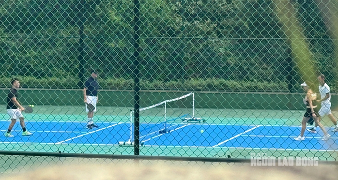 Chùm ảnh: Tỉ phú Bill Gates cùng bạn gái chơi tennis và Pickleball ở Đà Nẵng- Ảnh 2. Chùm ảnh: Tỉ phú Bill Gates cùng bạn gái chơi tennis và Pickleball ở Đà Nẵng- Ảnh 2.
