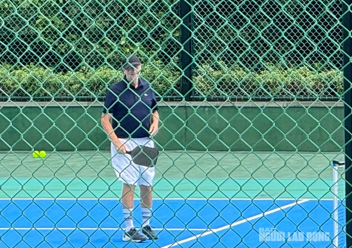 Chùm ảnh: Tỉ phú Bill Gates cùng bạn gái chơi tennis và Pickleball ở Đà Nẵng- Ảnh 5. Chùm ảnh: Tỉ phú Bill Gates cùng bạn gái chơi tennis và Pickleball ở Đà Nẵng- Ảnh 5.