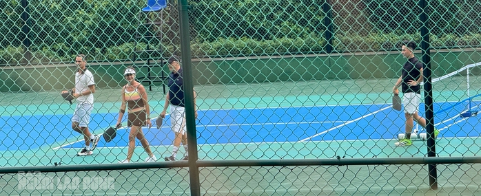 Chùm ảnh: Tỉ phú Bill Gates cùng bạn gái chơi tennis và Pickleball ở Đà Nẵng- Ảnh 6. Chùm ảnh: Tỉ phú Bill Gates cùng bạn gái chơi tennis và Pickleball ở Đà Nẵng- Ảnh 6.