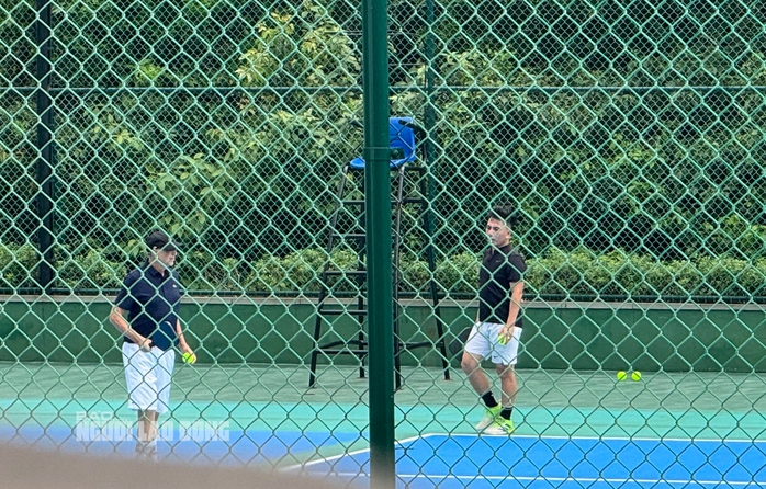 Chùm ảnh: Tỉ phú Bill Gates cùng bạn gái chơi tennis và Pickleball ở Đà Nẵng- Ảnh 3. Chùm ảnh: Tỉ phú Bill Gates cùng bạn gái chơi tennis và Pickleball ở Đà Nẵng- Ảnh 3.
