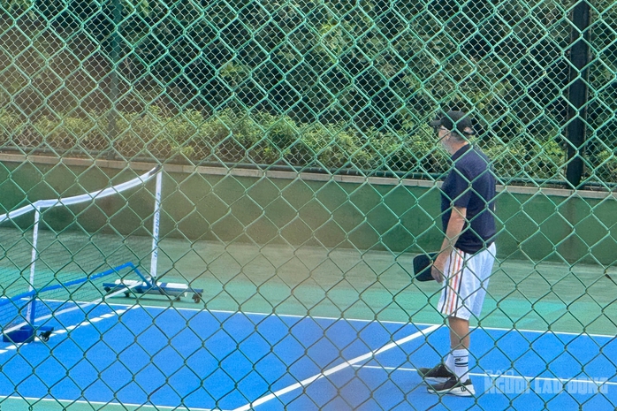 Chùm ảnh: Tỉ phú Bill Gates cùng bạn gái chơi tennis và Pickleball ở Đà Nẵng- Ảnh 4. Chùm ảnh: Tỉ phú Bill Gates cùng bạn gái chơi tennis và Pickleball ở Đà Nẵng- Ảnh 4.