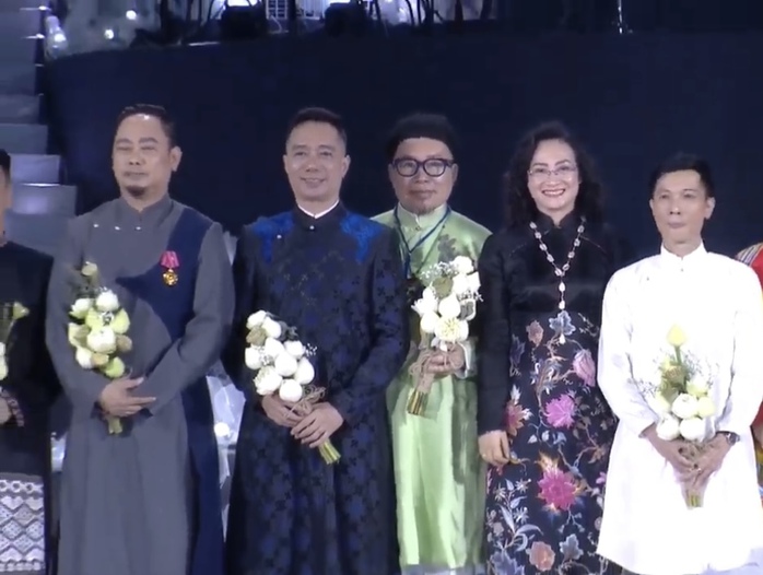 Hoành tráng, duyên dáng đêm khai mạc Lễ Hội Áo dài TP HCM 2024- Ảnh 1. Hoành tráng, duyên dáng đêm khai mạc Lễ Hội Áo dài TP HCM 2024- Ảnh 1.