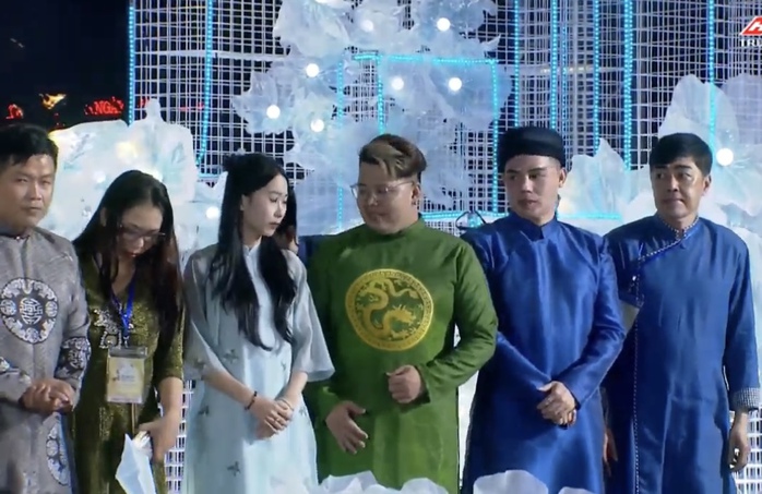Hoành tráng, duyên dáng đêm khai mạc Lễ Hội Áo dài TP HCM 2024- Ảnh 3. Hoành tráng, duyên dáng đêm khai mạc Lễ Hội Áo dài TP HCM 2024- Ảnh 3.