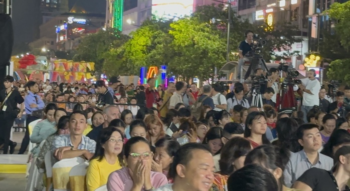 Hoành tráng, duyên dáng đêm khai mạc Lễ Hội Áo dài TP HCM 2024- Ảnh 4. Hoành tráng, duyên dáng đêm khai mạc Lễ Hội Áo dài TP HCM 2024- Ảnh 4.