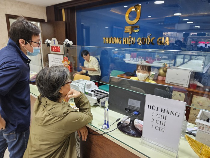 Giá vàng SJC, vàng nhẫn tăng chóng mặt, lên mức chưa từng có- Ảnh 1.