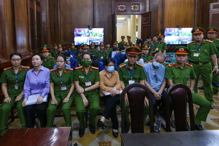 Xét xử vụ vạn Thịnh Phát: HĐXX đề nghị bà Trương Mỹ Lan cung cấp tên người nợ tiền bị cáo- Ảnh 1. Xét xử vụ vạn Thịnh Phát: HĐXX đề nghị bà Trương Mỹ Lan cung cấp tên người nợ tiền bị cáo- Ảnh 1.