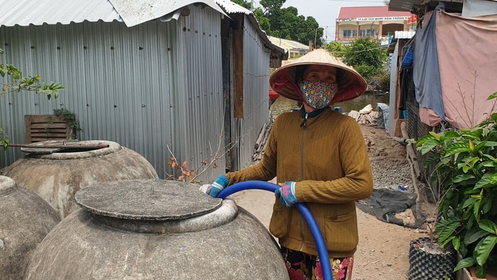 Người dân mua nước từ ghe bán nước ngọt để sử dụngẢnh: Vân Du Người dân mua nước từ ghe bán nước ngọt để sử dụngẢnh: Vân Du