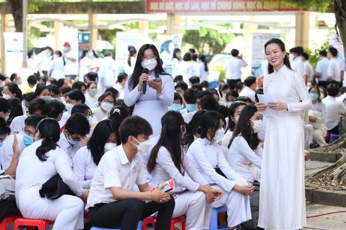 Học sinh đặt câu hỏi cho Ban Tư vấn chương trình “Đưa trường học đến thí sinh”, do Báo Người Lao Động tổ chức Ảnh: HOÀNG TRIỀU Học sinh đặt câu hỏi cho Ban Tư vấn chương trình “Đưa trường học đến thí sinh”, do Báo Người Lao Động tổ chức Ảnh: HOÀNG TRIỀU