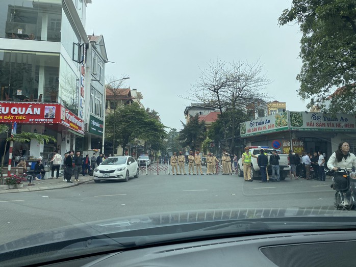 Nhiều công an xuất hiện ở khu vực nhà riêng Bí thư, Chủ tịch tỉnh Vĩnh Phúc- Ảnh 2. Nhiều công an xuất hiện ở khu vực nhà riêng Bí thư, Chủ tịch tỉnh Vĩnh Phúc- Ảnh 2.