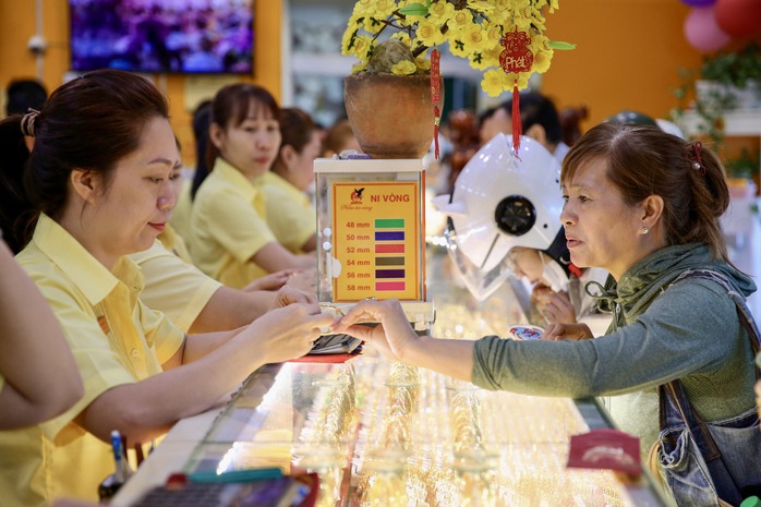 Giá vàng trong nước liên tiếp phá đỉnh cũ phần nào tác động đến tỉ giá và có thể làm giảm thêm sức hấp dẫn của kênh huy động vốn ngân hàng Ảnh: HOÀNG TRIỀU Giá vàng trong nước liên tiếp phá đỉnh cũ phần nào tác động đến tỉ giá và có thể làm giảm thêm sức hấp dẫn của kênh huy động vốn ngân hàng Ảnh: HOÀNG TRIỀU