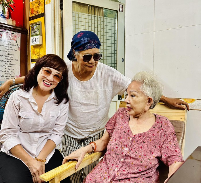 Nghệ sĩ Hồng Nga bật khóc trước nghĩa cử của NSƯT Phương Hồng Thủy- Ảnh 3. Nghệ sĩ Hồng Nga bật khóc trước nghĩa cử của NSƯT Phương Hồng Thủy- Ảnh 3.