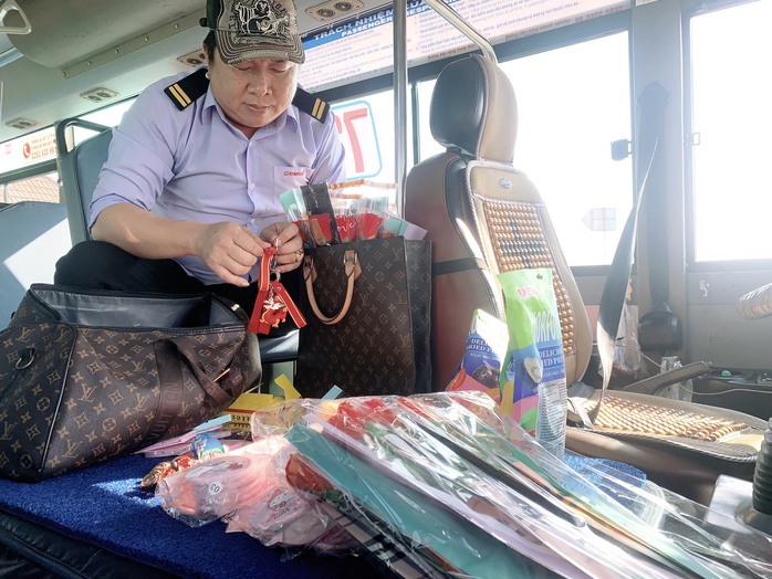 Đi xe buýt, hành khách nữ bất ngờ nhận quà 8-3- Ảnh 6. Đi xe buýt, hành khách nữ bất ngờ nhận quà 8-3- Ảnh 6.