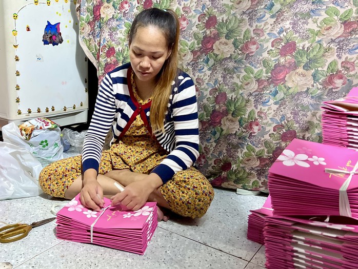 Công nhân bươn chải làm thêm- Ảnh 1.