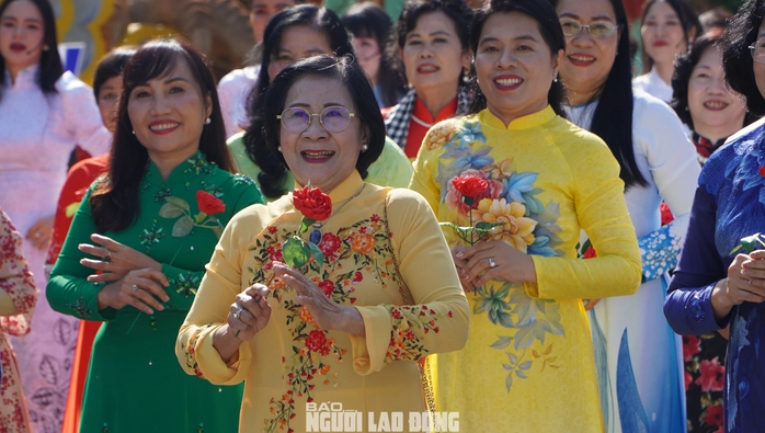 Hàng ngàn tà áo dài tung bay trên đường phố TP HCM- Ảnh 3. Hàng ngàn tà áo dài tung bay trên đường phố TP HCM- Ảnh 3.