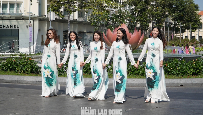 Hàng ngàn tà áo dài tung bay trên đường phố TP HCM- Ảnh 9. Hàng ngàn tà áo dài tung bay trên đường phố TP HCM- Ảnh 9.