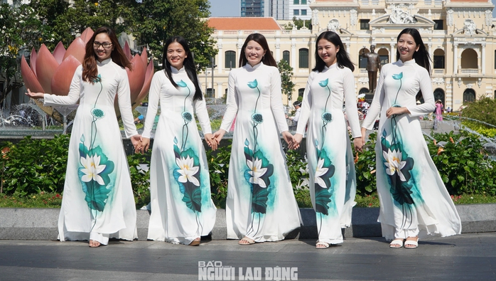 Hàng ngàn tà áo dài tung bay trên đường phố TP HCM- Ảnh 10. Hàng ngàn tà áo dài tung bay trên đường phố TP HCM- Ảnh 10.