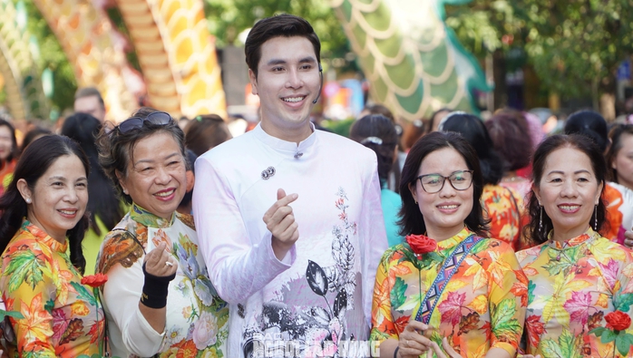 Hàng ngàn tà áo dài tung bay trên đường phố TP HCM- Ảnh 12. Hàng ngàn tà áo dài tung bay trên đường phố TP HCM- Ảnh 12.
