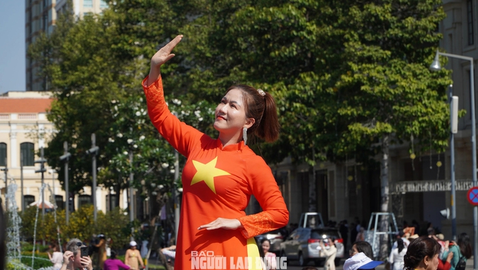 Hàng ngàn tà áo dài tung bay trên đường phố TP HCM- Ảnh 13. Hàng ngàn tà áo dài tung bay trên đường phố TP HCM- Ảnh 13.