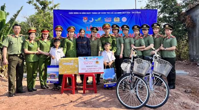 Những nữ chiến sĩ công an làm mẹ đỡ đầu trẻ mồ côi- Ảnh 1.