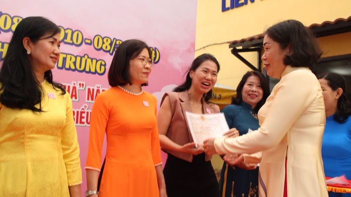 Nhiều hoạt động tôn vinh nữ CNVC-LĐ- Ảnh 1. Nhiều hoạt động tôn vinh nữ CNVC-LĐ- Ảnh 1.