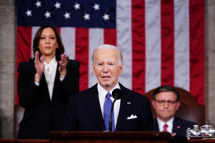 Theo thông lệ, phó tổng thống Mỹ và chủ tịch Hạ viện Mỹ sẽ ngồi sau ông Biden khi ông đọc thông điệp liên bang. Ảnh: Reuters Theo thông lệ, phó tổng thống Mỹ và chủ tịch Hạ viện Mỹ sẽ ngồi sau ông Biden khi ông đọc thông điệp liên bang. Ảnh: Reuters