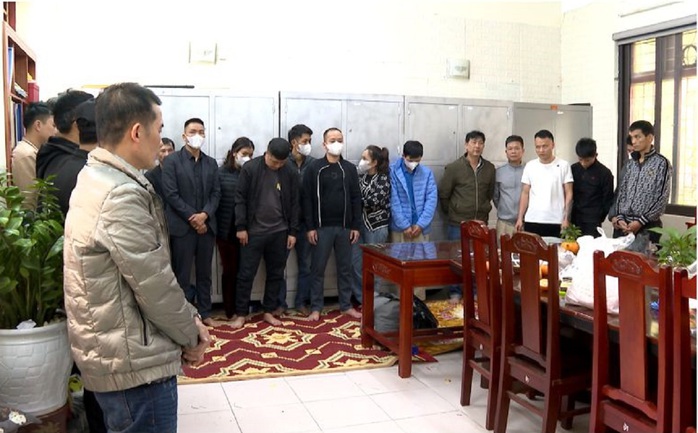 Công an bắt 26 người đang chơi Công an bắt 26 người đang chơi