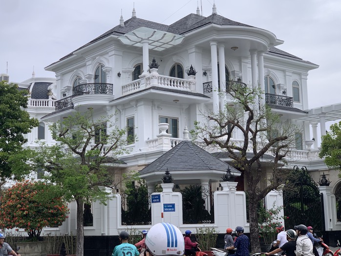 Phong tỏa khu vực nhà riêng của Chủ tịch UBND tỉnh Quảng Ngãi Đặng Văn Minh- Ảnh 3. Phong tỏa khu vực nhà riêng của Chủ tịch UBND tỉnh Quảng Ngãi Đặng Văn Minh- Ảnh 3.