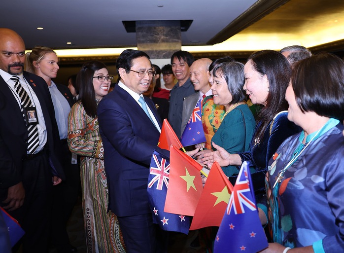 Cán bộ Đại sứ quán và kiều bào Việt Nam tại New Zealand chào đón Thủ tướng Phạm Minh Chính và phu nhân cùng đoàn đại biểu cấp cao Việt Nam Ảnh: VGP Cán bộ Đại sứ quán và kiều bào Việt Nam tại New Zealand chào đón Thủ tướng Phạm Minh Chính và phu nhân cùng đoàn đại biểu cấp cao Việt Nam Ảnh: VGP