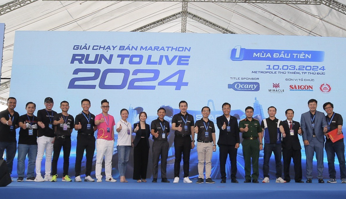 Gần 7.000 VĐV tham dự giải bán marathon Run to Live 2024- Ảnh 5. Gần 7.000 VĐV tham dự giải bán marathon Run to Live 2024- Ảnh 5.