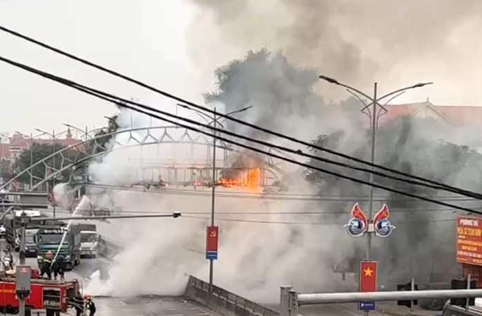 Cổng chào trên quốc lộ 1A bốc cháy ngùn ngụt, giao thông ùn tắc- Ảnh 2. Cổng chào trên quốc lộ 1A bốc cháy ngùn ngụt, giao thông ùn tắc- Ảnh 2.