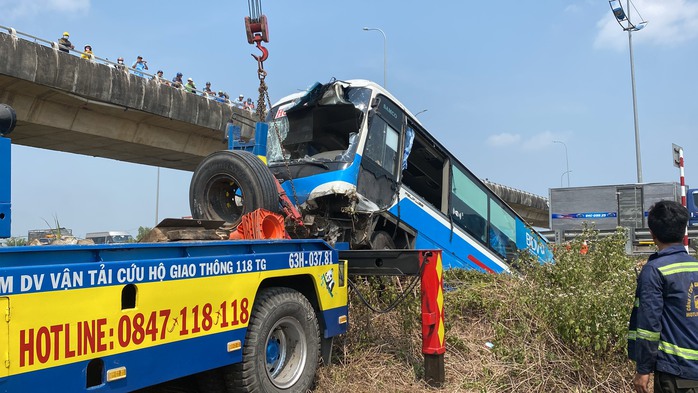 VIDEO: Hiện trường xe khách văng khỏi đường cao tốc TP HCM - Trung Lương- Ảnh 5. VIDEO: Hiện trường xe khách văng khỏi đường cao tốc TP HCM - Trung Lương- Ảnh 5.