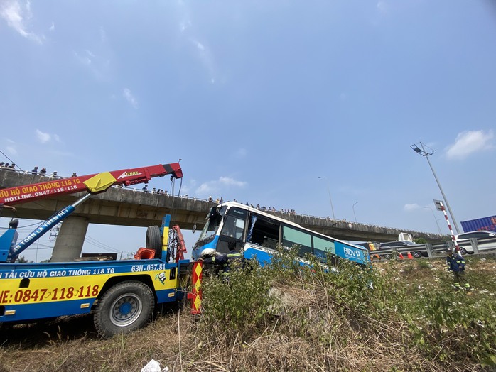 VIDEO: Hiện trường xe khách văng khỏi đường cao tốc TP HCM - Trung Lương- Ảnh 7. VIDEO: Hiện trường xe khách văng khỏi đường cao tốc TP HCM - Trung Lương- Ảnh 7.