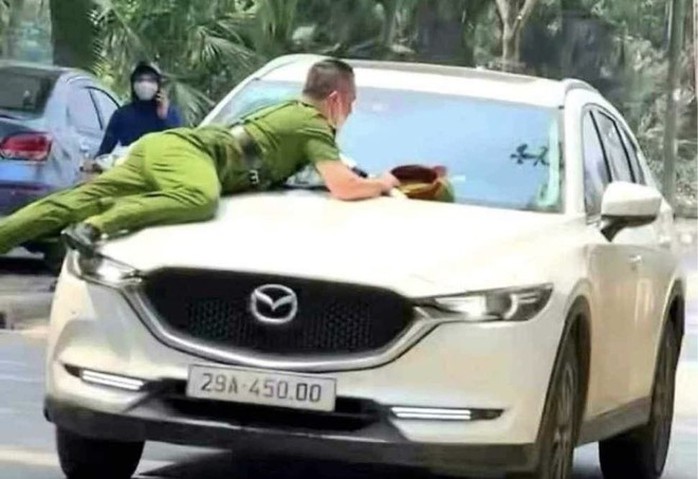 Nam thanh niên xăm trổ điều khiển xe Mazda CX5 tông công an lên nắp capo- Ảnh 3. Nam thanh niên xăm trổ điều khiển xe Mazda CX5 tông công an lên nắp capo- Ảnh 3.