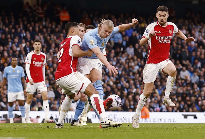 Saliba vô hiệu hóa Erling Haaland, Man City đứt mạch ghi bàn sân nhà Ảnh: REUTERS Saliba vô hiệu hóa Erling Haaland, Man City đứt mạch ghi bàn sân nhà Ảnh: REUTERS